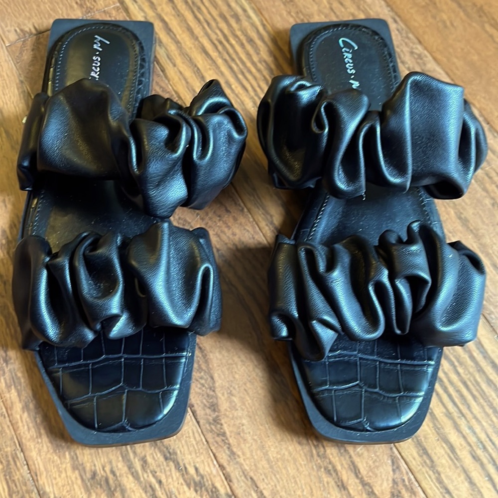 Circus NY-worn once indoor
6.5M or 36.5.  Padded insole
Breathable lining